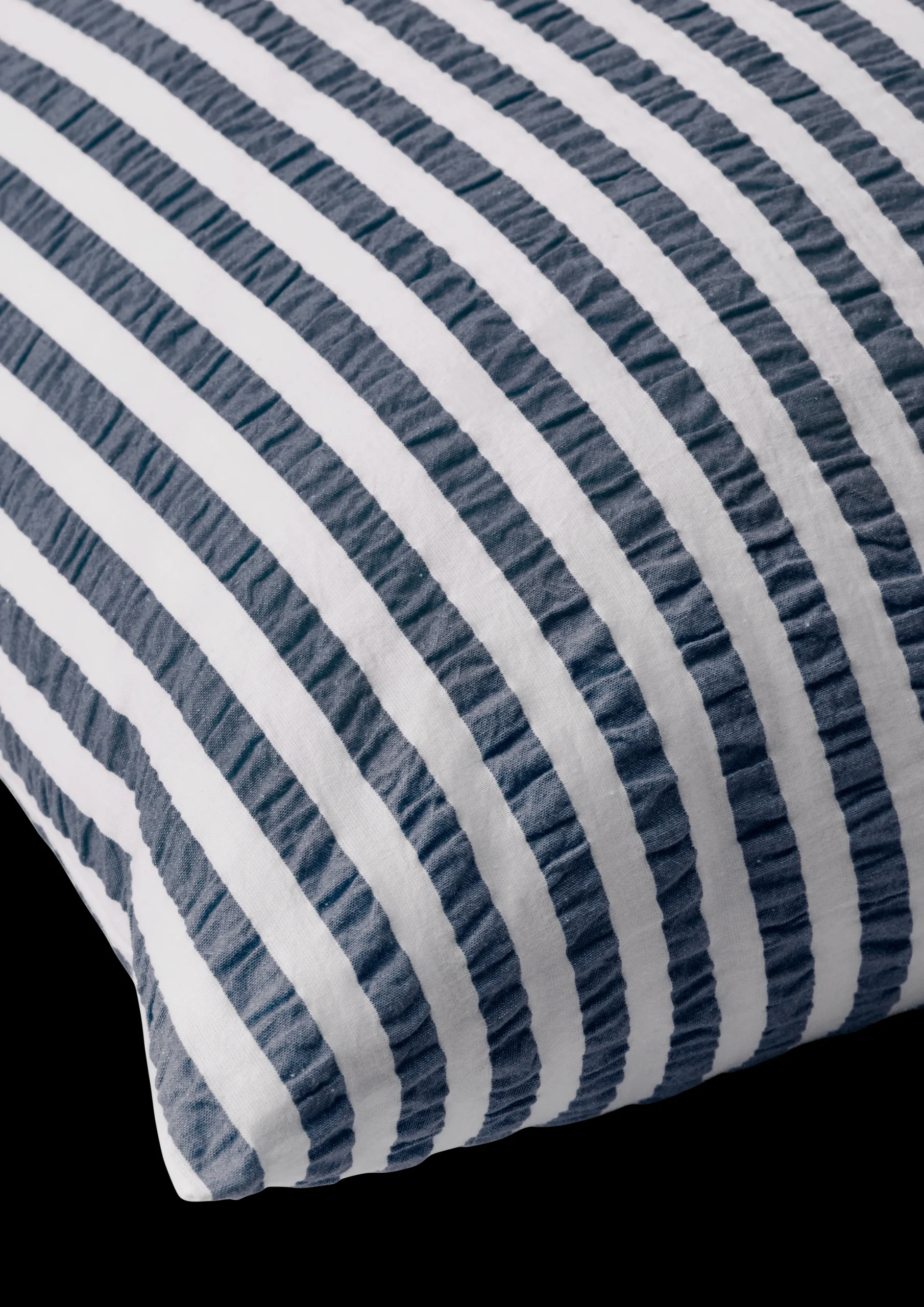 JUNA Bæk&Bølge Lines Pudebetræk 63x60 cm mørk blå/hvid