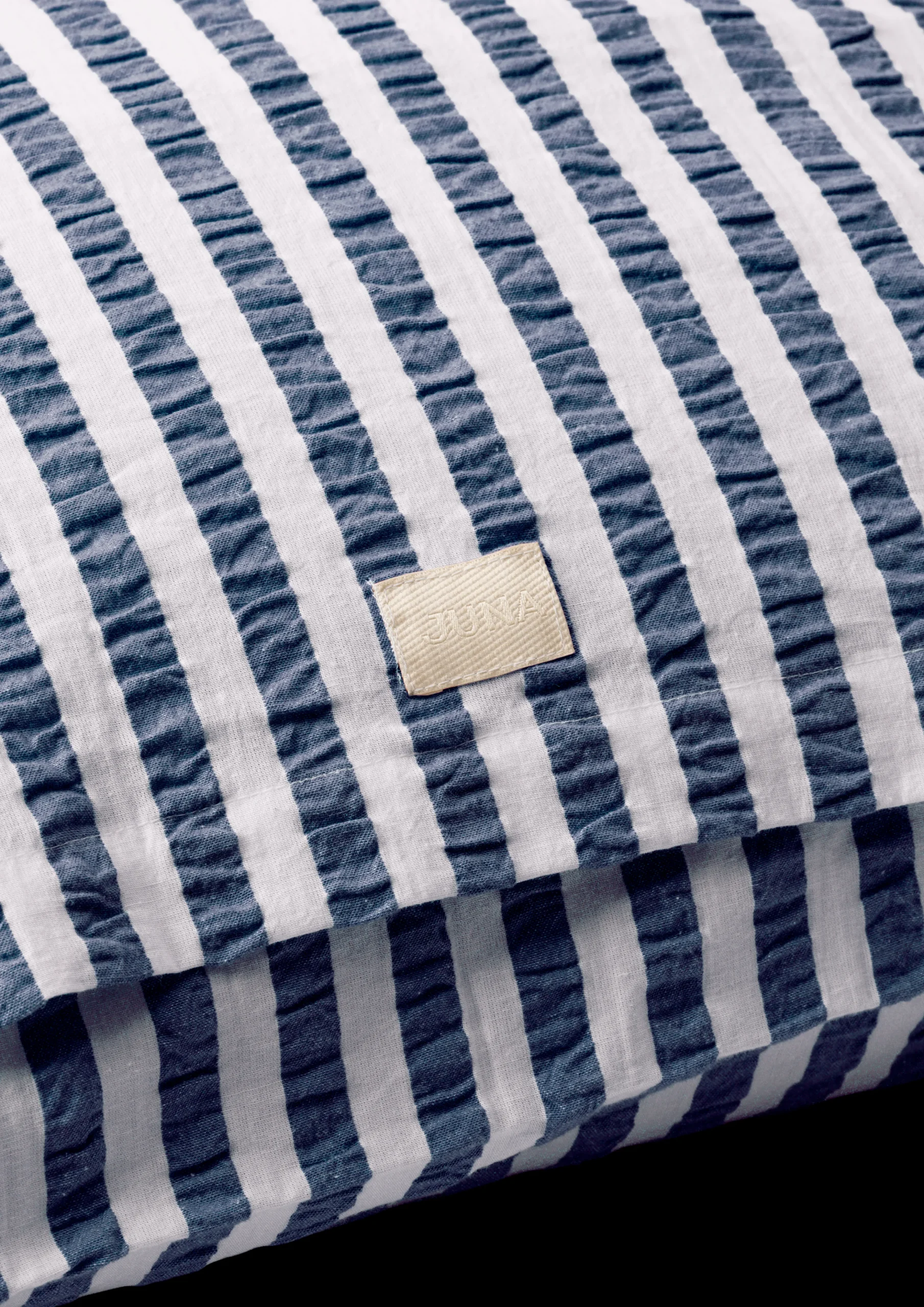 JUNA Bæk&Bølge Lines Pudebetræk 63x60 cm mørk blå/hvid