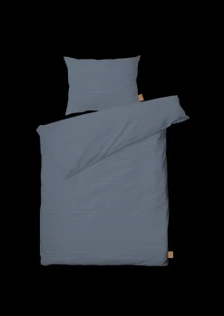JUNA Cube Sengetøj 150x210 cm støvet blå SE | Køb her