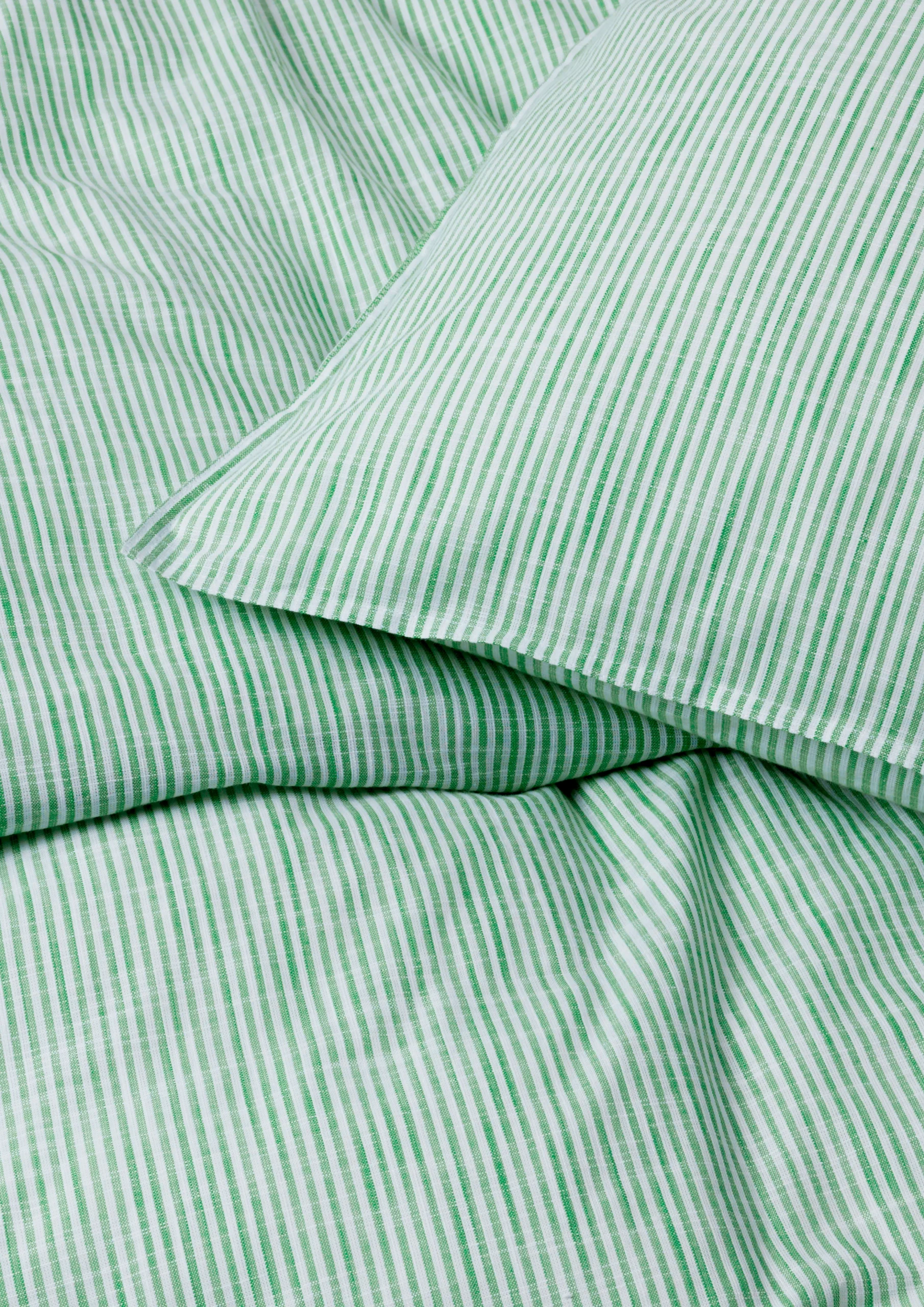 JUNA Monochrome Lines Sengetøj 150x210cm grøn/hvid | Køb her