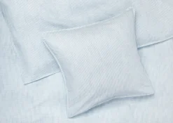 JUNA Monochrome Lines Sengetøj 150x210cm blå/hvid | Køb nu