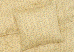 JUNA Pleasantly Sengetøj 150x210 cm gul SE | Køb her