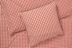 JUNA Sengetøj 220x220 cm i rød fra serien Bæk&Bølge