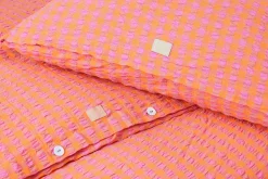 JUNA Sengetøj 220x220 cm i rosa fra serien Bæk&Bølge