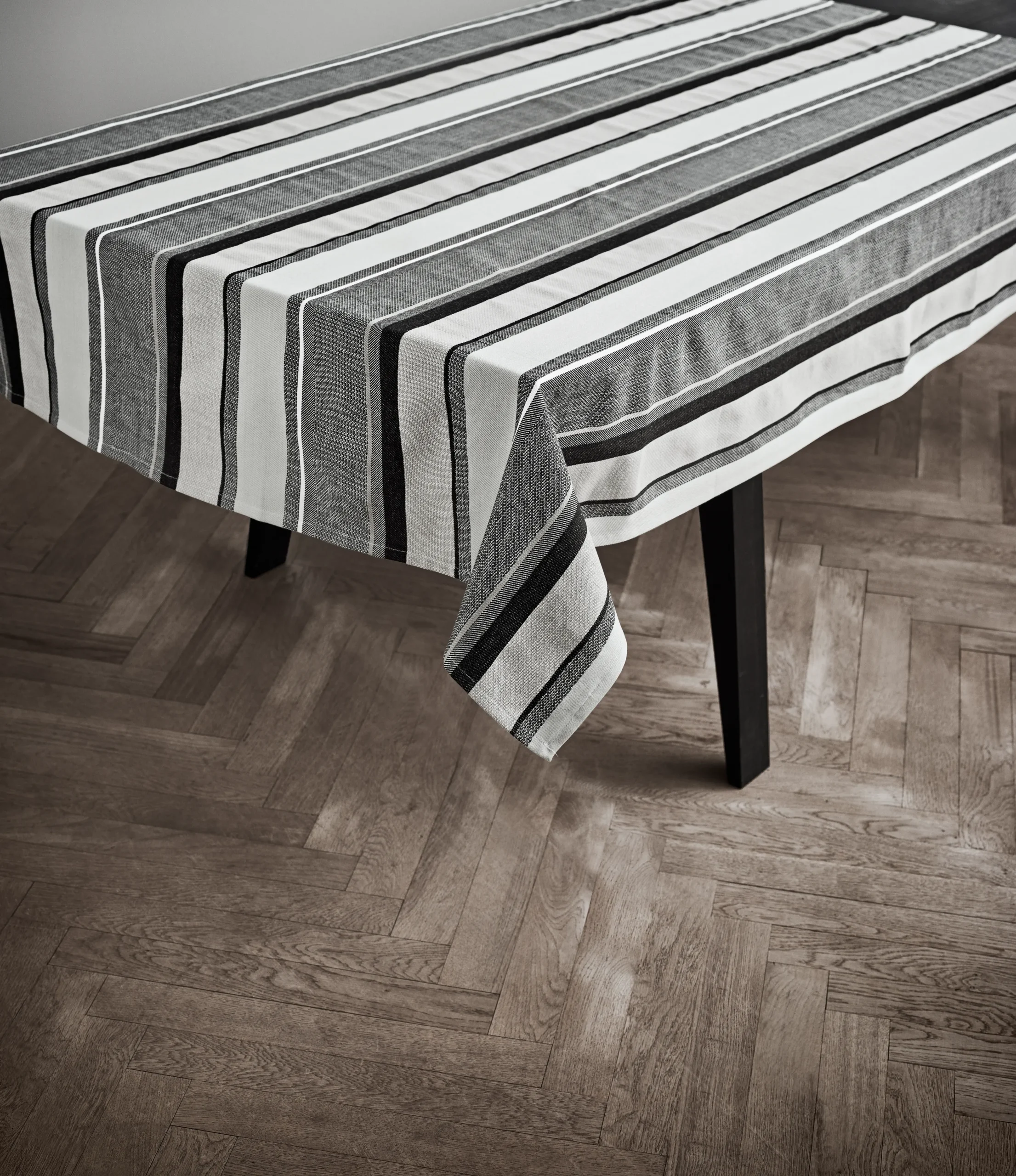 JUNA Wea Dug 140x180 cm sort - Køb her