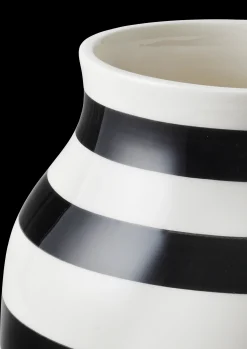 Kähler Vase H20 cm i sort fra serien Omaggio | Køb her
